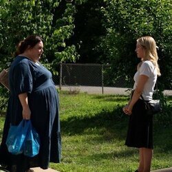 Chrissy Metz y Brittany Snow en el 1x07 de 'The Hunting Wives'