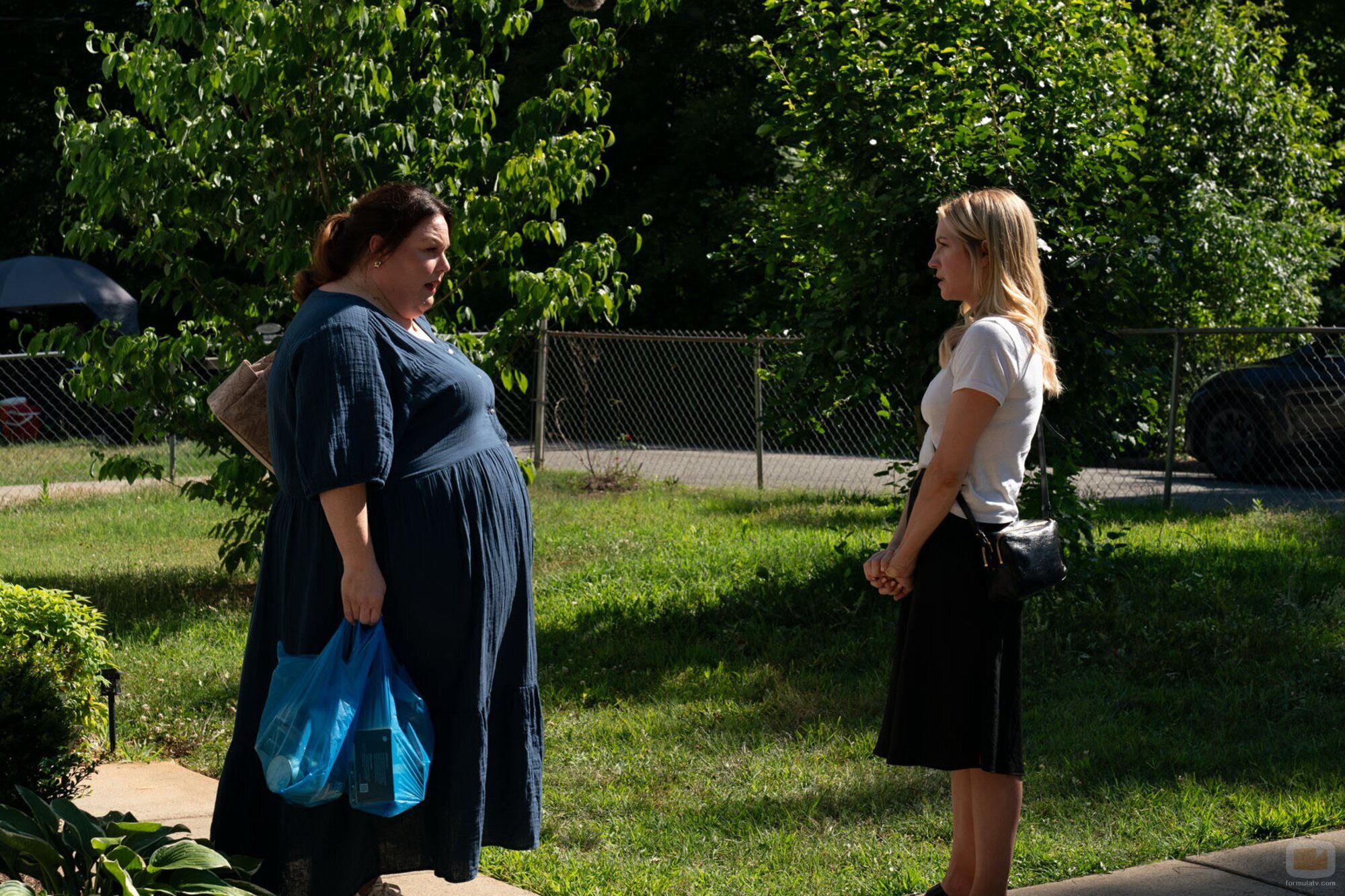 Chrissy Metz y Brittany Snow en el 1x07 de 'The Hunting Wives'