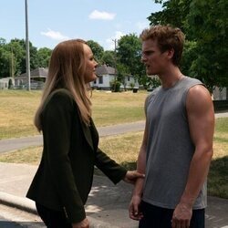 Malin Akerman y George Ferrier en 1x07 titulado 'Estrella fugaz' de 'Las esposas cazadoras'