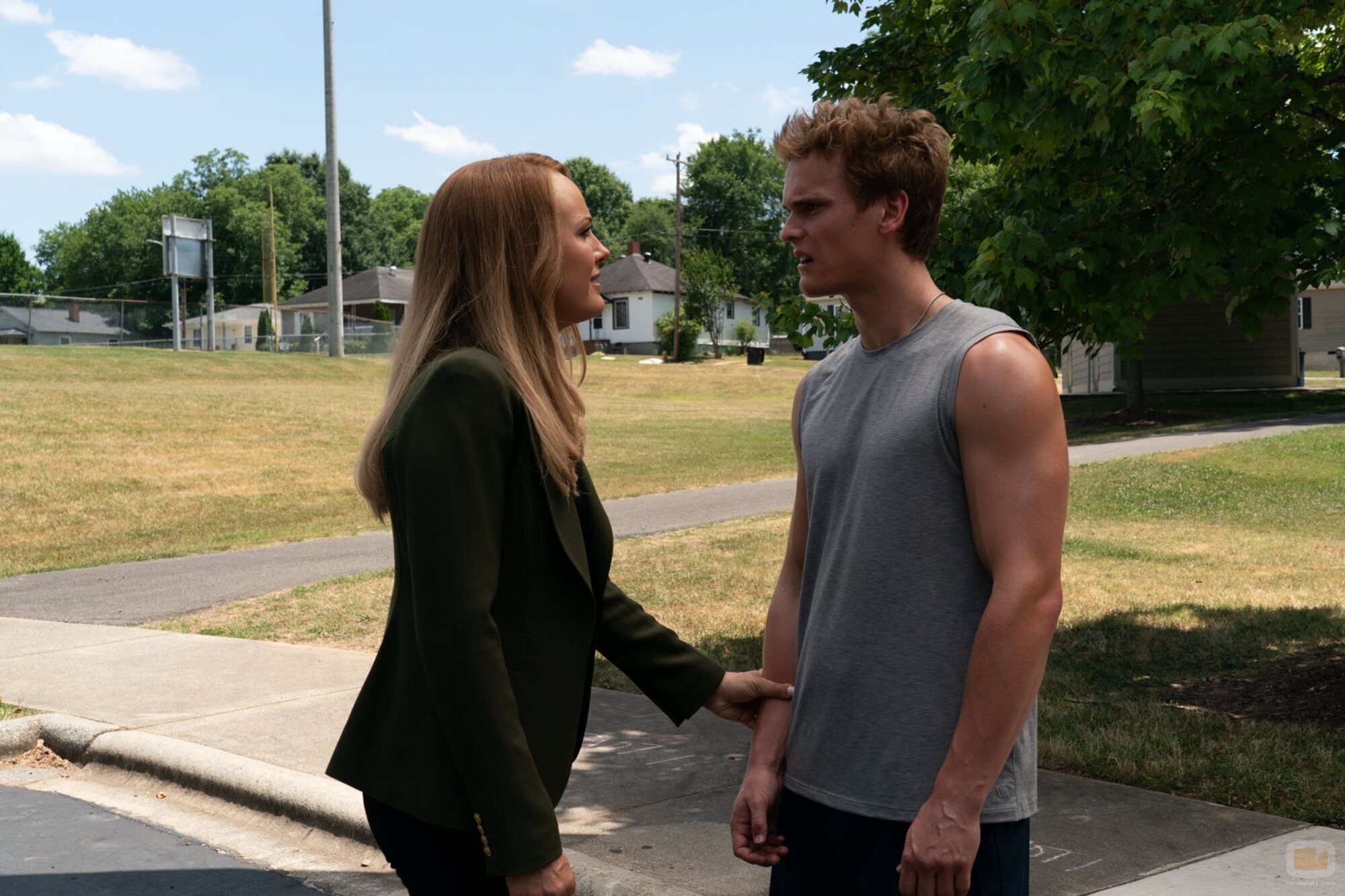 Malin Akerman y George Ferrier en 1x07 titulado 'Estrella fugaz' de 'Las esposas cazadoras'