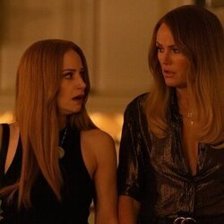 Jaime Ray Newman y Malin Akerman en la temporada 1 y el capítulo 07 de 'Las esposas cazadoras'