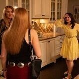 Malin Akerman y Katie Lowes en 'Estrella fugaz' de 'The Hunting Wives'