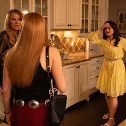 Malin Akerman y Katie Lowes en 'Estrella fugaz' de 'The Hunting Wives'