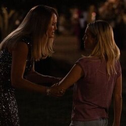 Malin Akerman y Brittany Snow en 1x08 titulado 'La decisión de Sophie' de 'Las esposas cazadoras'