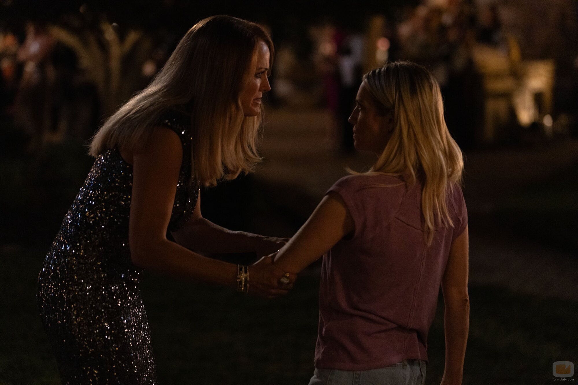 Malin Akerman y Brittany Snow en 1x08 titulado 'La decisión de Sophie' de 'Las esposas cazadoras'
