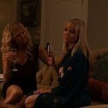 Malin Akerman y Lauren Bowles en el 1x08 de 'Las esposas cazadoras'