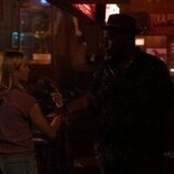 Atkins Estimond y Brittany Snow en 'La decisión de Sophie' de 'The Hunting Wives'