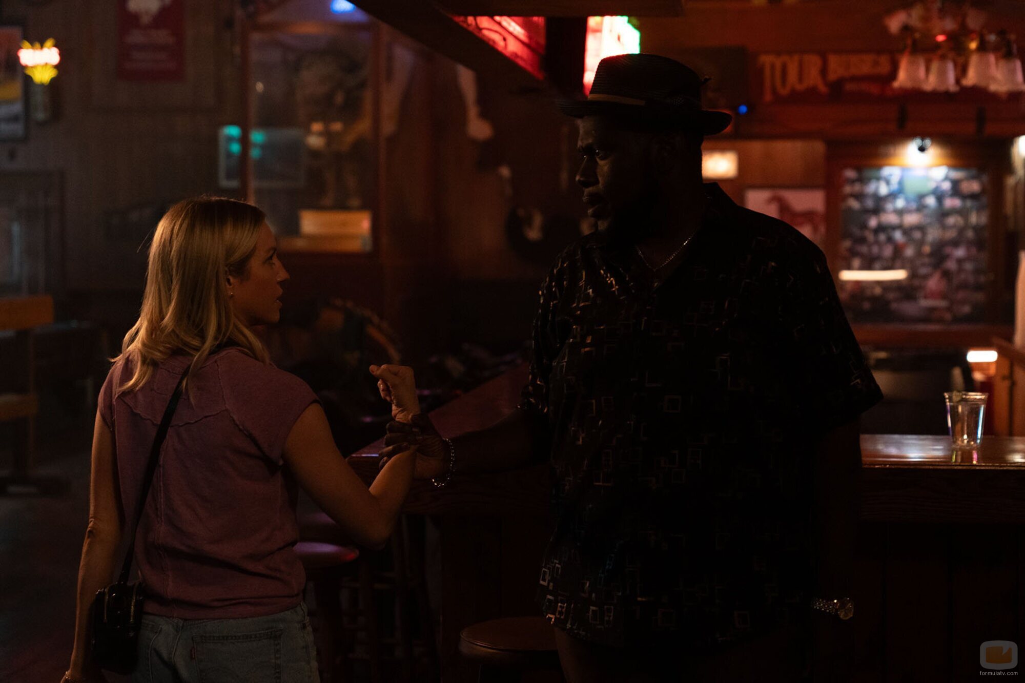 Atkins Estimond y Brittany Snow en 'La decisión de Sophie' de 'The Hunting Wives'