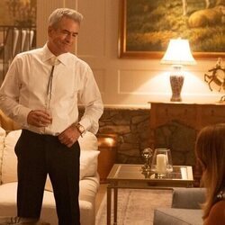 Dermot Mulroney en Capítulo 8 titulado 'La decisión de Sophie' de 'Las esposas cazadoras'