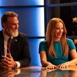 Branton Box y Jaime Ray Newman en el 1x08 de 'Las esposas cazadoras'
