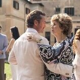 Anna Galiena y William Abadie en la temporada 5 y el capítulo 01 de 'Emily en París'
