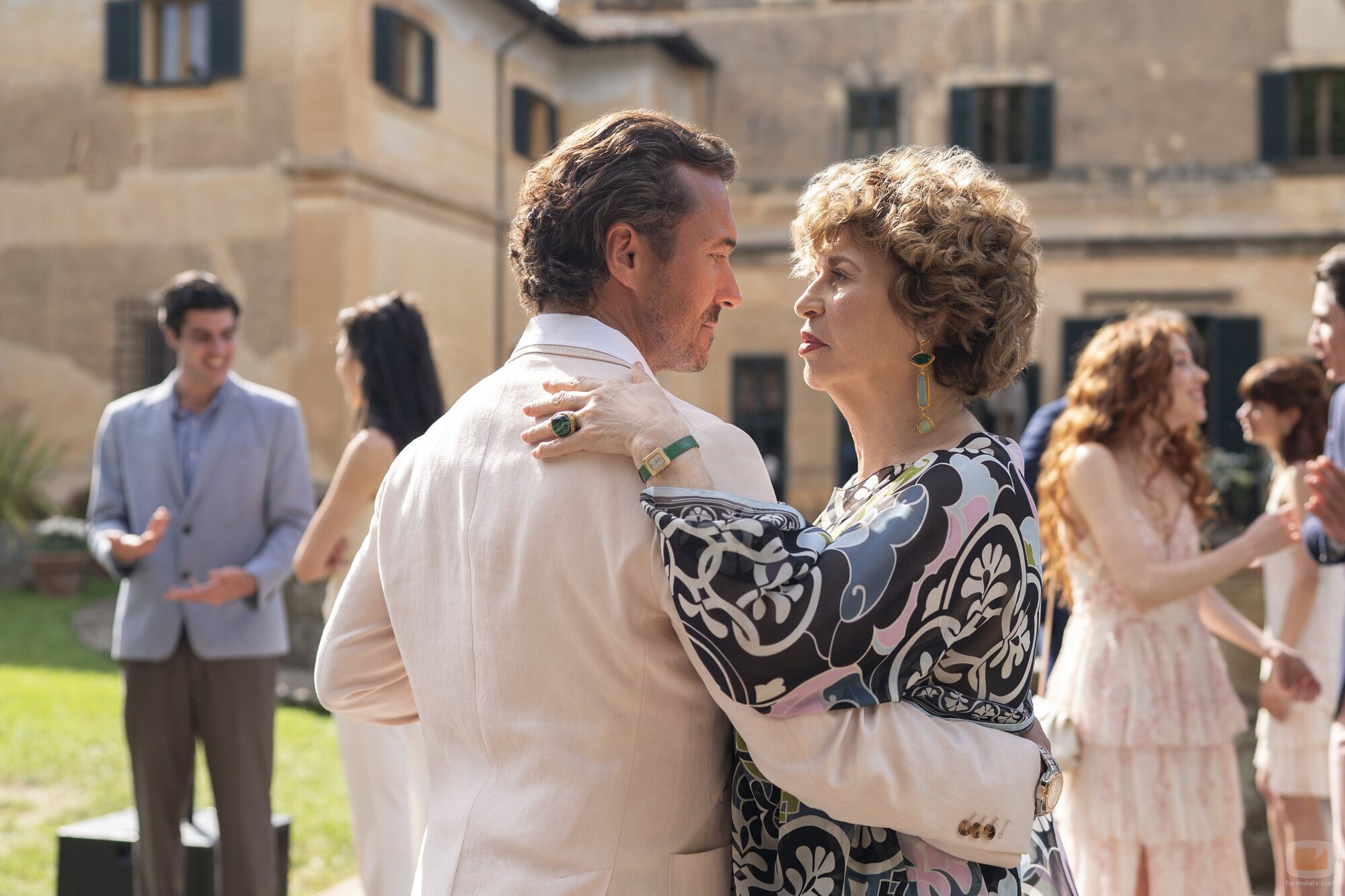 Anna Galiena y William Abadie en la temporada 5 y el capítulo 01 de 'Emily en París'