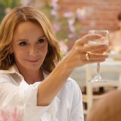 Philippine Leroy-Beaulieu en la temporada 5 y el capítulo 01 de 'Emily en París'