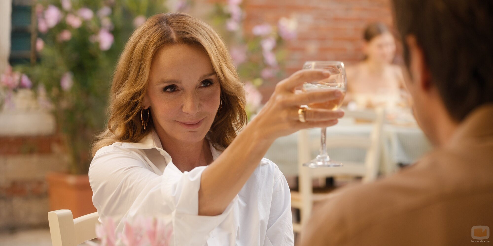 Philippine Leroy-Beaulieu en la temporada 5 y el capítulo 01 de 'Emily en París'