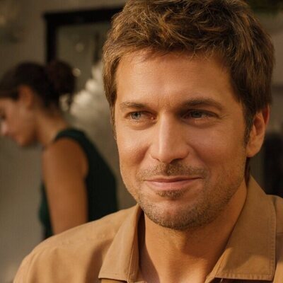 Lucas Bravo en 5x01 'La dolce Emily' de 'Emily en París'