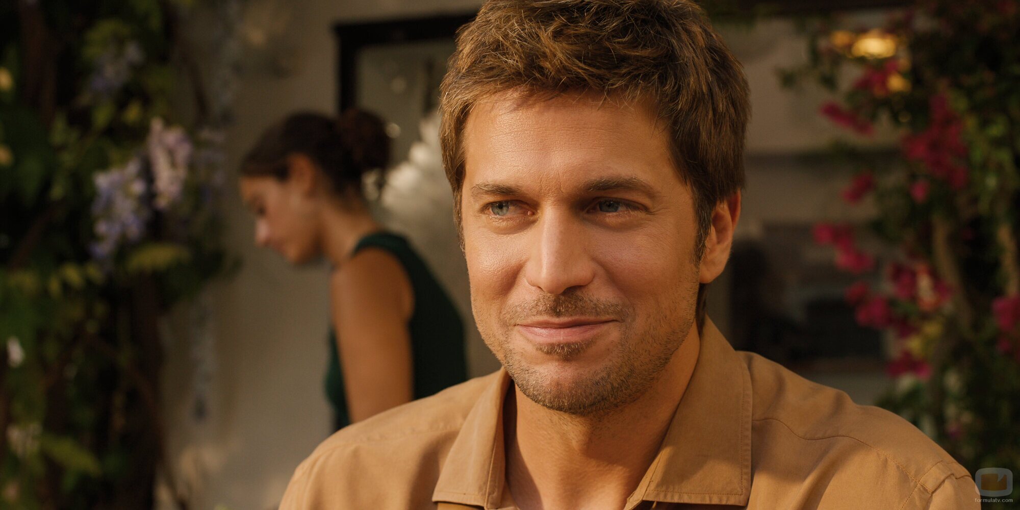 Lucas Bravo en 5x01 'La dolce Emily' de 'Emily en París'