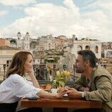 Philippine Leroy-Beaulieu y Raoul Bova en Capítulo 1 titulado 'La dolce Emily' de 'Emily en París'