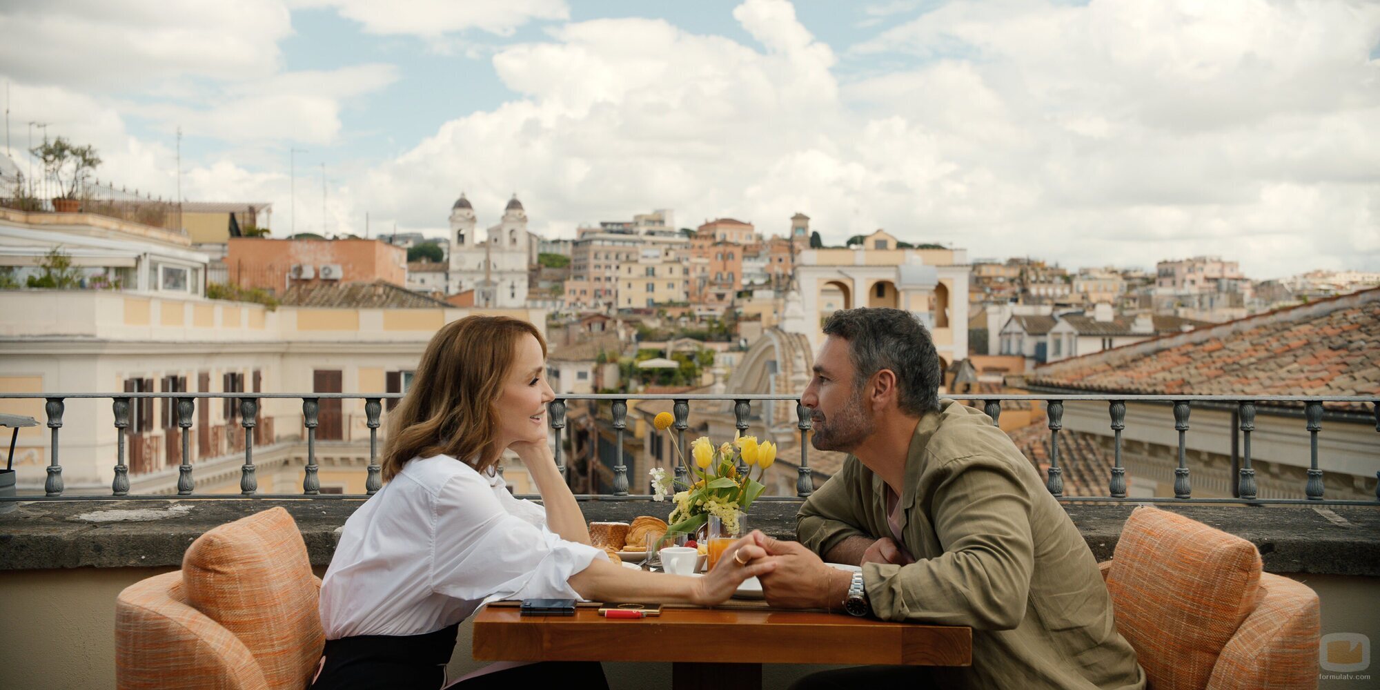 Philippine Leroy-Beaulieu y Raoul Bova en Capítulo 1 titulado 'La dolce Emily' de 'Emily en París'