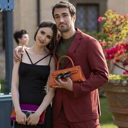 Lily Collins y Eugenio Franceschini en el 5x01 de 'Emily en París'