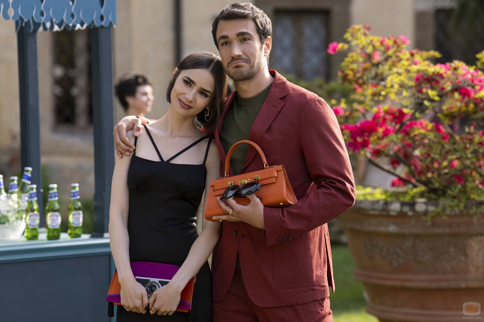 Lily Collins y Eugenio Franceschini en el 5x01 de 'Emily en París'