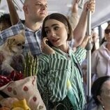 Lily Collins en el 5x01 de 'Emily in Paris'