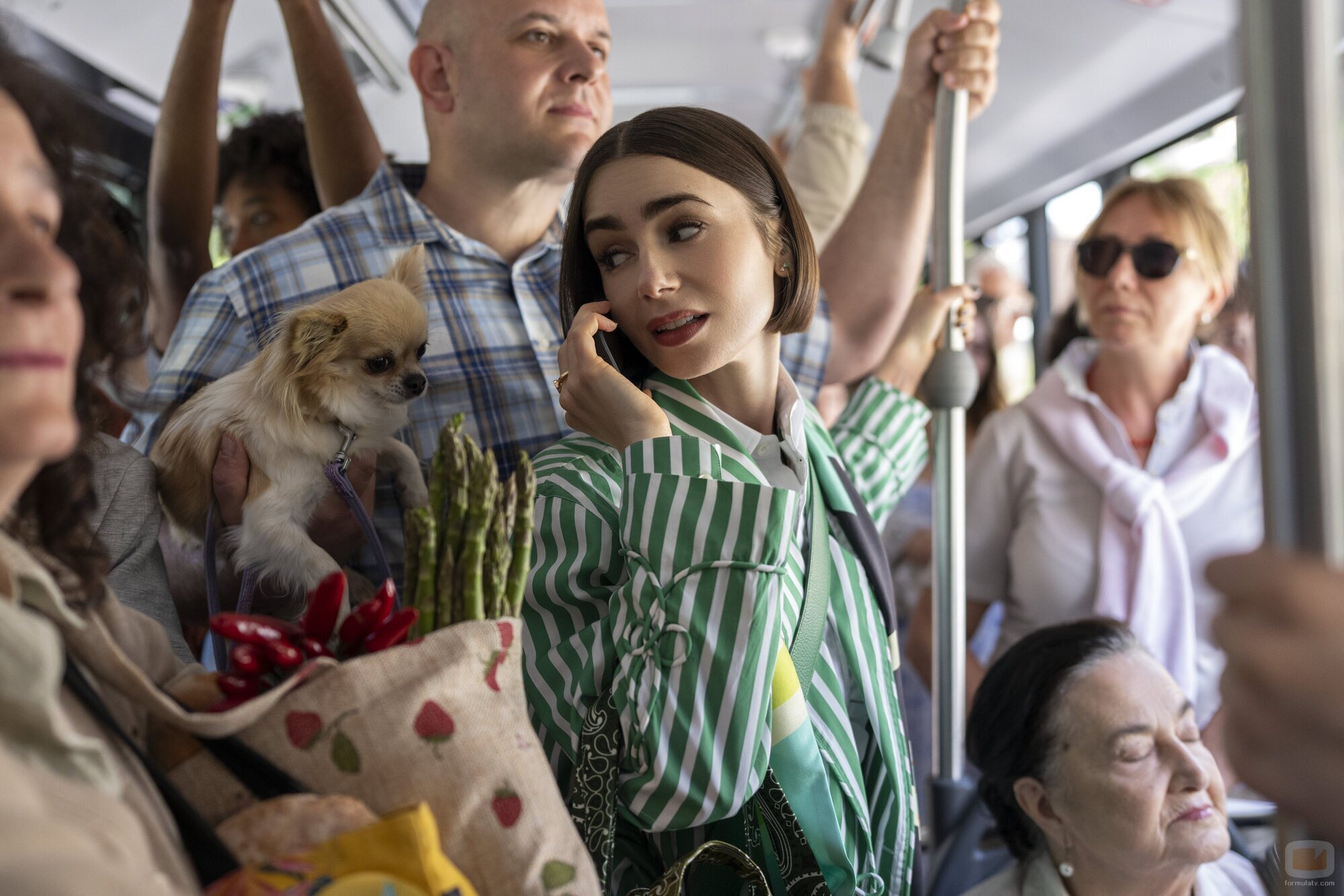 Lily Collins en el 5x01 de 'Emily in Paris'