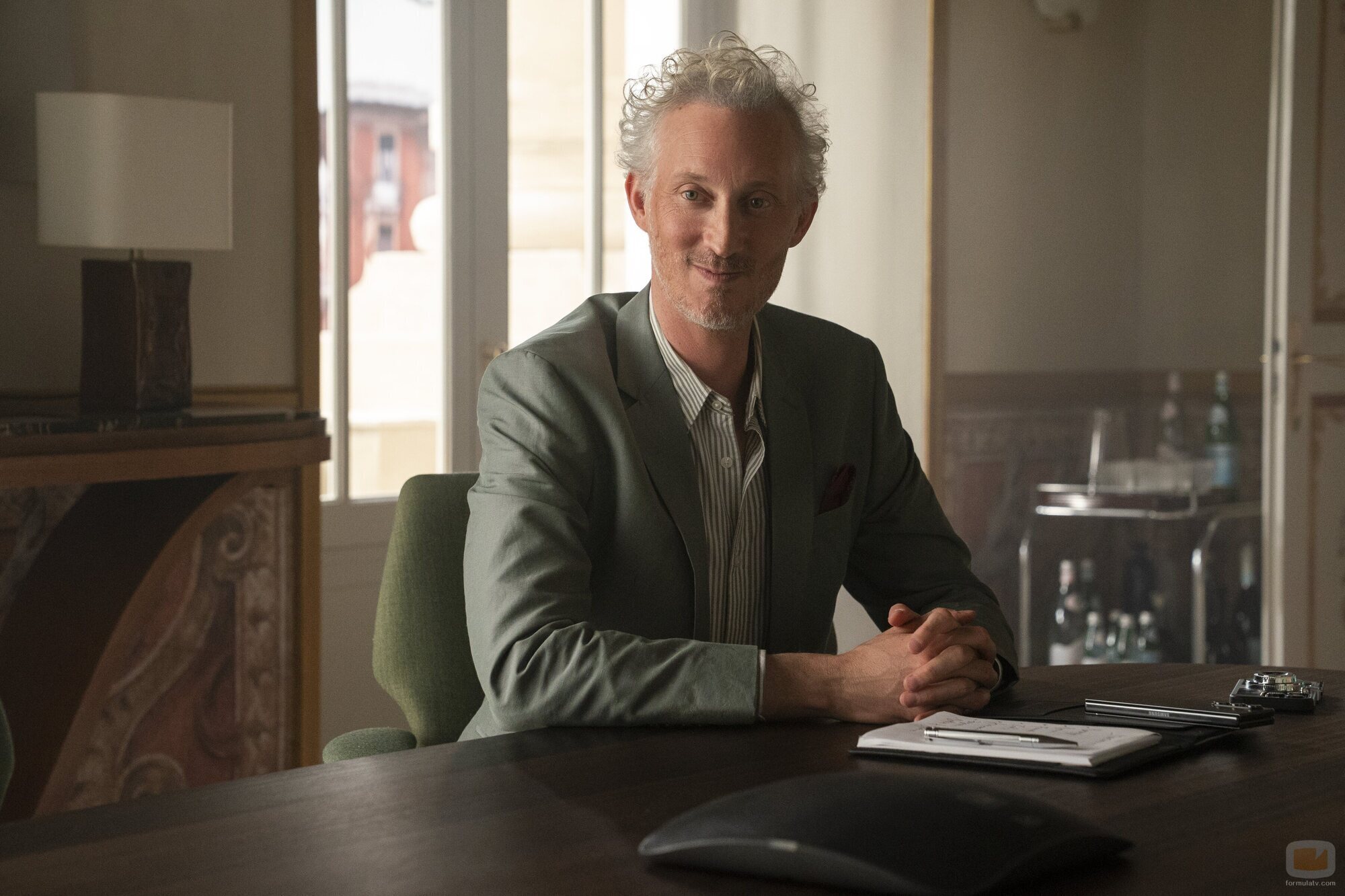 Bruno Gouery en el 5x01 de 'Emily in Paris'