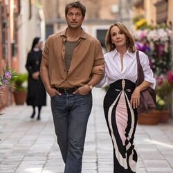 Philippine Leroy-Beaulieu y Lucas Bravo en el 'La dolce Emily' de 'Emily in Paris'