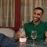 Lucien Laviscount en el 5x01 de 'Emily en París'
