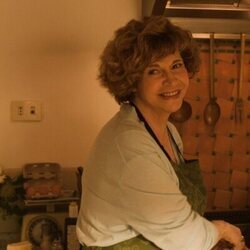 Anna Galiena en el 5x01 de 'Emily en París'