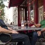 Lucas Bravo y Lucien Laviscount en la temporada 5 y el capítulo 01 de 'Emily en París'