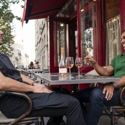 Lucas Bravo y Lucien Laviscount en la temporada 5 y el capítulo 01 de 'Emily en París'