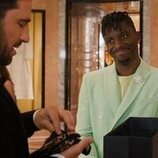 Samuel Arnold en Capítulo 1 titulado 'La dolce Emily' de 'Emily en París'