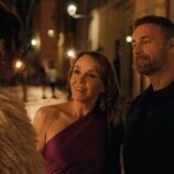 Raoul Bova y Philippine Leroy-Beaulieu en la temporada 5 y el capítulo 01 de 'Emily en París'