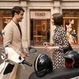 Lily Collins y Eugenio Franceschini en 5x02 '¿Auténtico o de imitación?' de 'Emily en París'