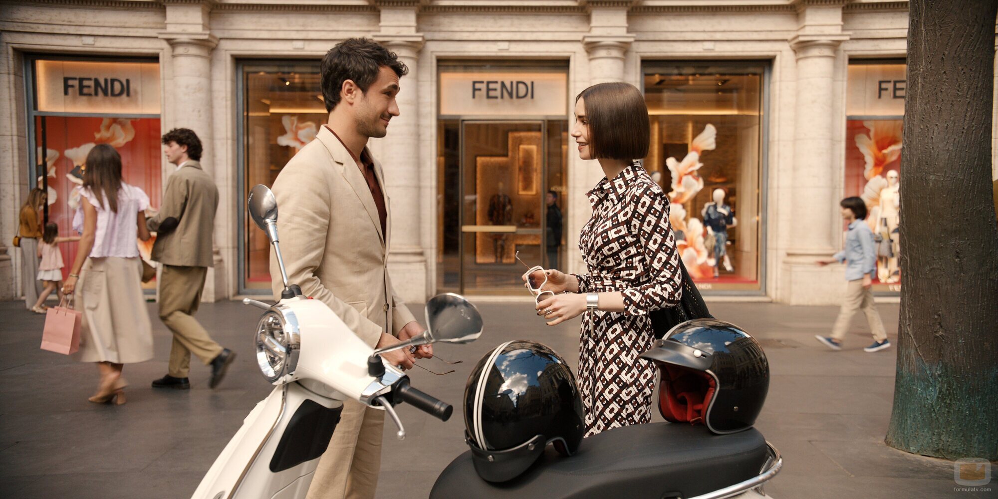 Lily Collins y Eugenio Franceschini en 5x02 '¿Auténtico o de imitación?' de 'Emily en París'