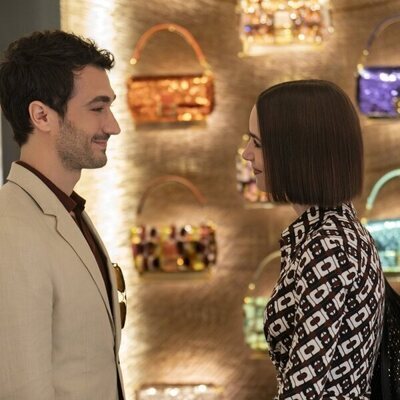 Lily Collins y Eugenio Franceschini en '¿Auténtico o de imitación?' de 'Emily en París'