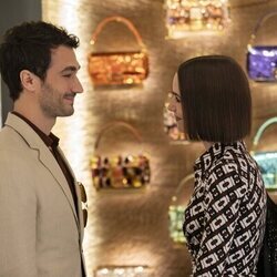 Lily Collins y Eugenio Franceschini en '¿Auténtico o de imitación?' de 'Emily en París'