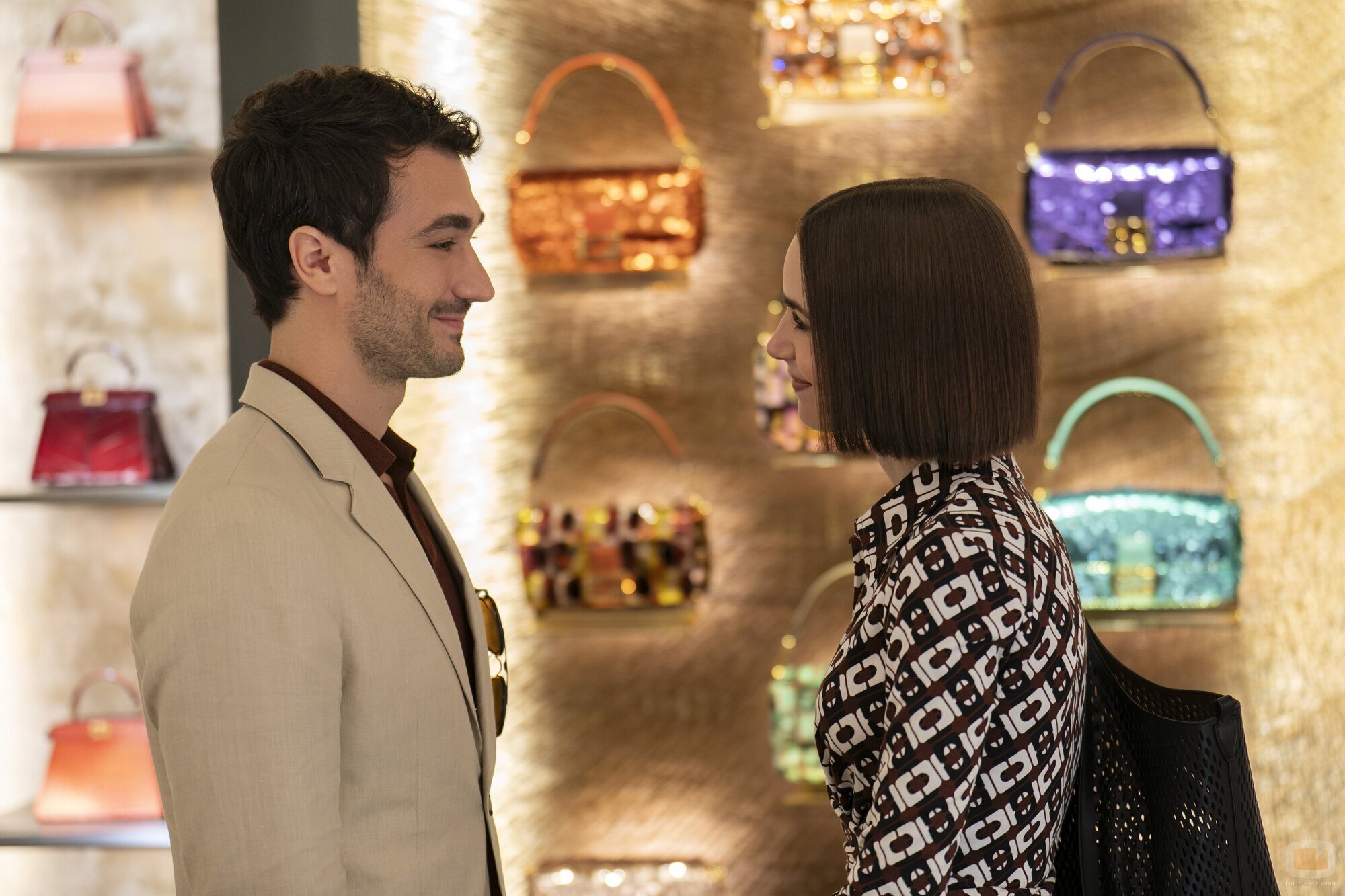 Lily Collins y Eugenio Franceschini en '¿Auténtico o de imitación?' de 'Emily en París'