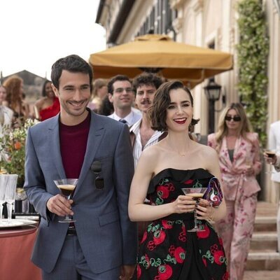 Lily Collins y Eugenio Franceschini en el '¿Auténtico o de imitación?' de 'Emily in Paris'