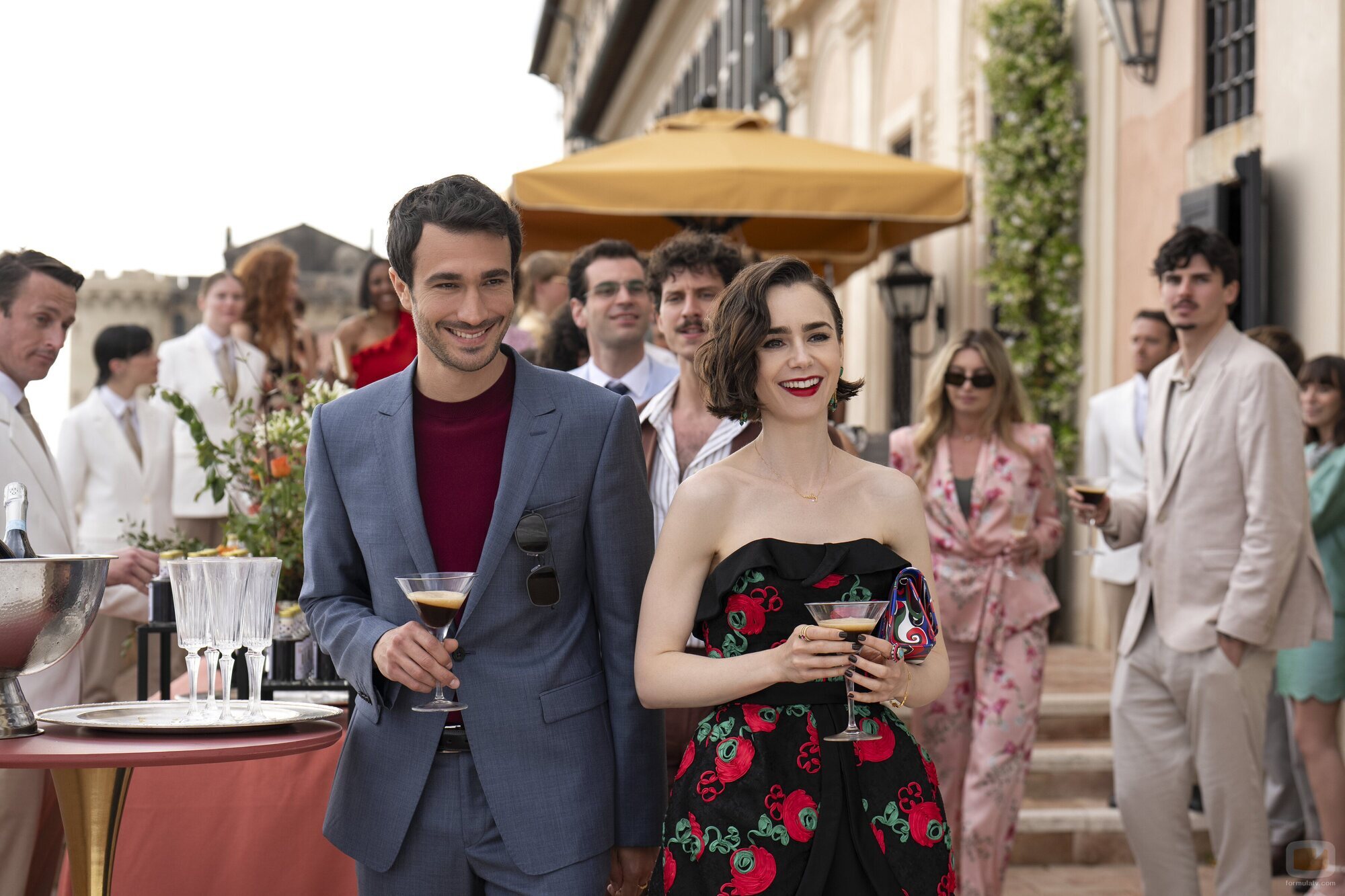 Lily Collins y Eugenio Franceschini en el '¿Auténtico o de imitación?' de 'Emily in Paris'