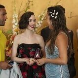Lily Collins y Lucien Laviscount en Capítulo 2 titulado '¿Auténtico o de imitación?' de 'Emily en París'