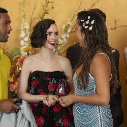 Lily Collins y Lucien Laviscount en Capítulo 2 titulado '¿Auténtico o de imitación?' de 'Emily en París'