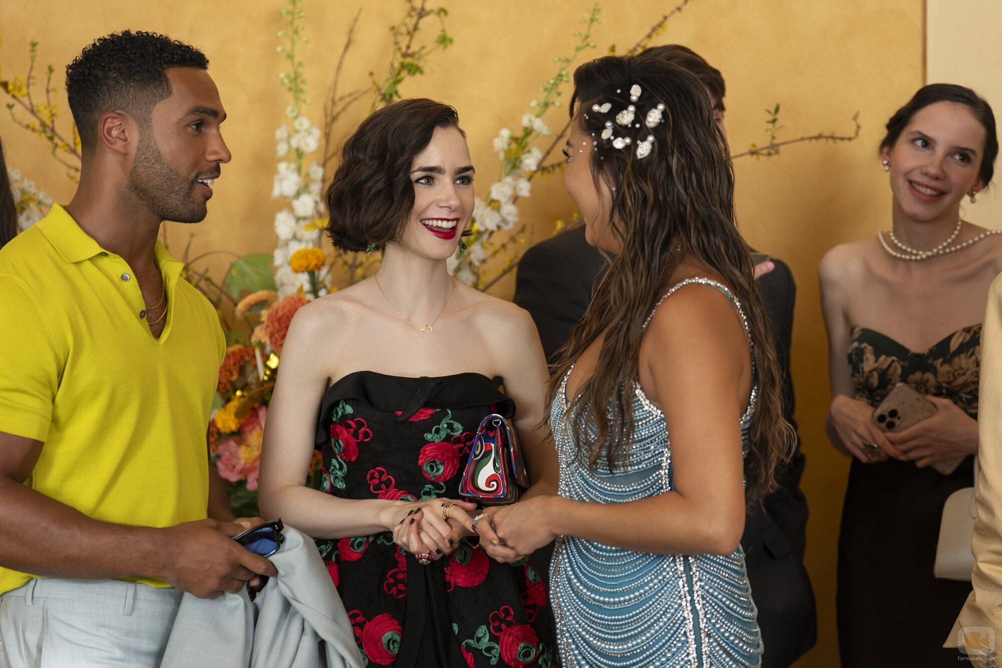 Lily Collins y Lucien Laviscount en Capítulo 2 titulado '¿Auténtico o de imitación?' de 'Emily en París'