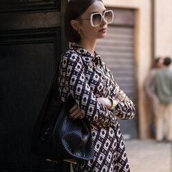 Lily Collins en 5x02 '¿Auténtico o de imitación?' de 'Emily en París'