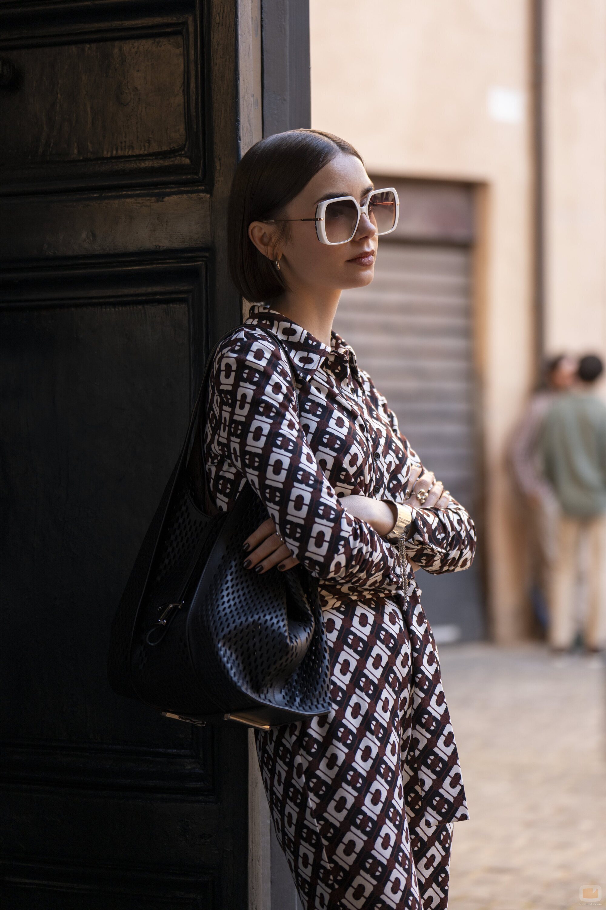 Lily Collins en 5x02 '¿Auténtico o de imitación?' de 'Emily en París'