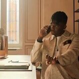 Samuel Arnold en 5x02 '¿Auténtico o de imitación?' de 'Emily en París'