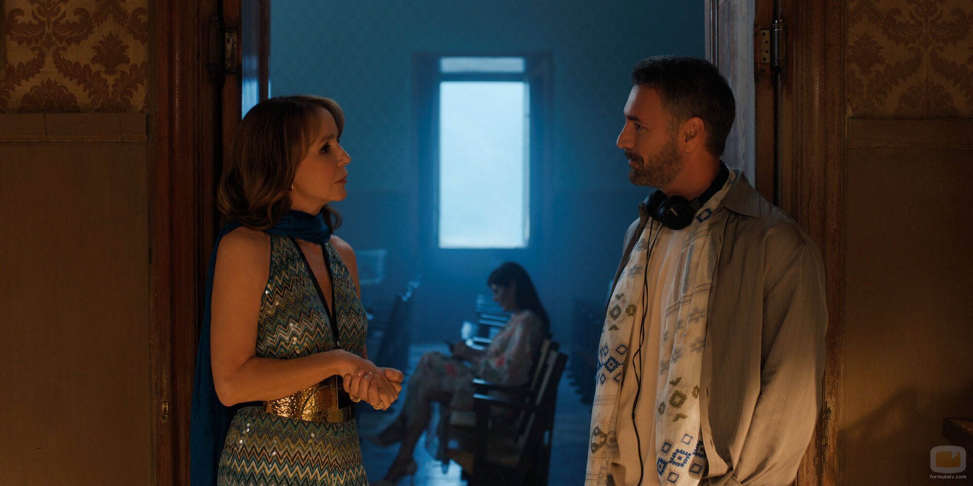 Philippine Leroy-Beaulieu y Raoul Bova en 5x03 'Problemas con Intimissimi' de 'Emily en París'