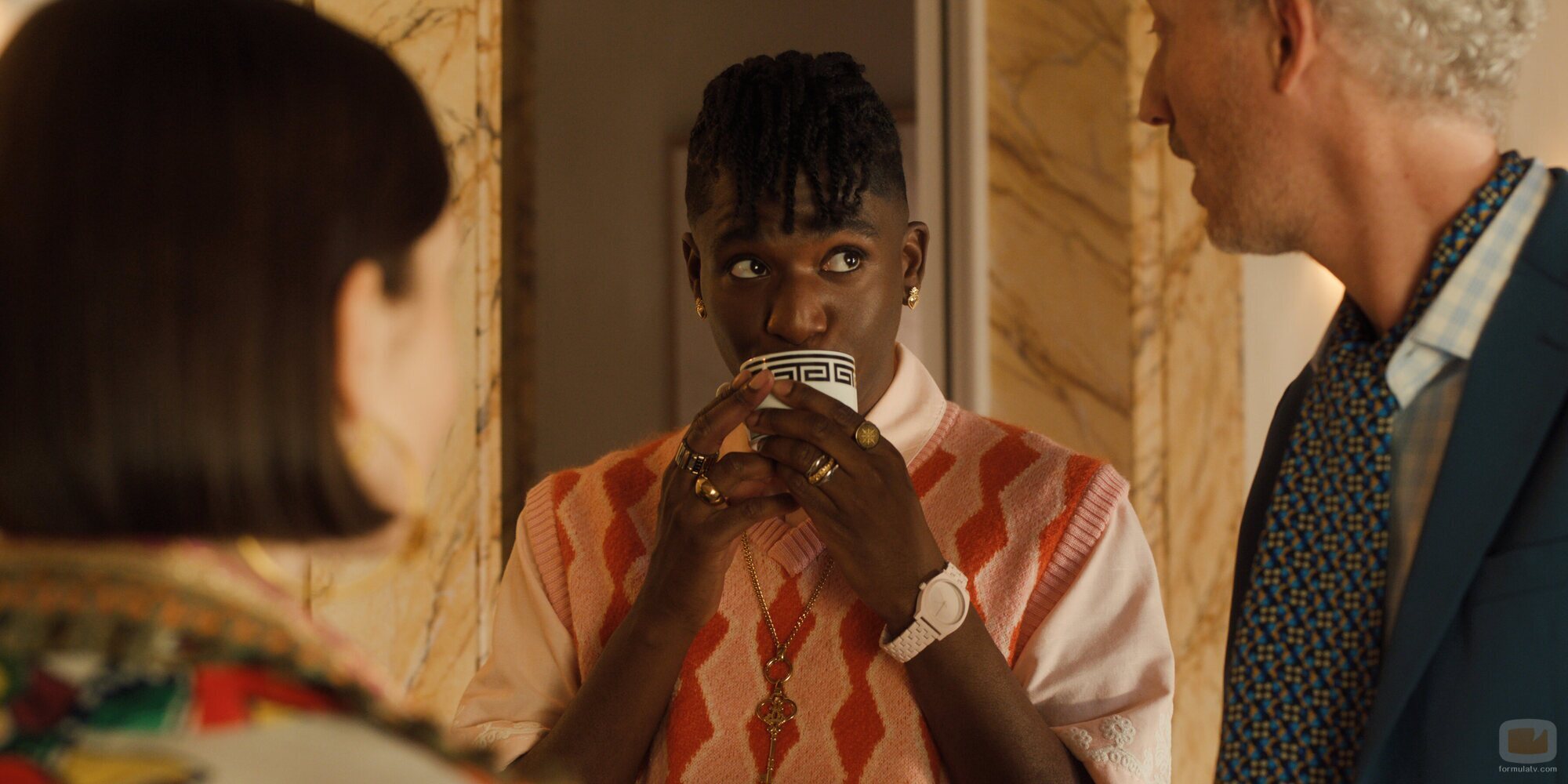 Bruno Gouery y Samuel Arnold en 'Problemas con Intimissimi' de 'Emily en París'