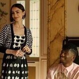 Samuel Arnold y Lily Collins en Capítulo 3 titulado 'Problemas con Intimissimi' de 'Emily en París'